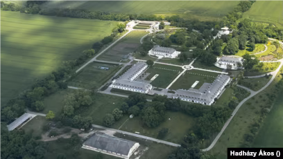 Fotókkal mutatták be Orbán Viktorék a hatvanpusztai birtokot